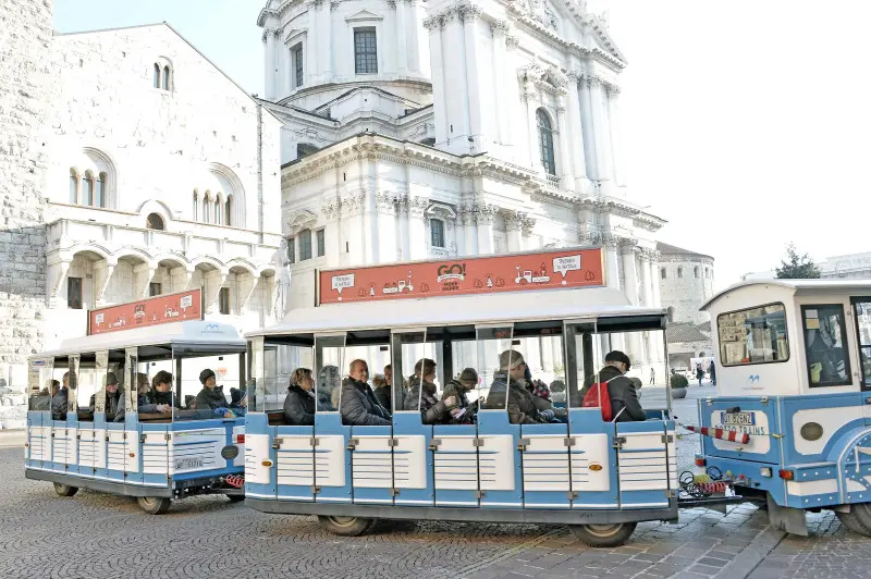 Per i bimbi il giro in città è sul trenino