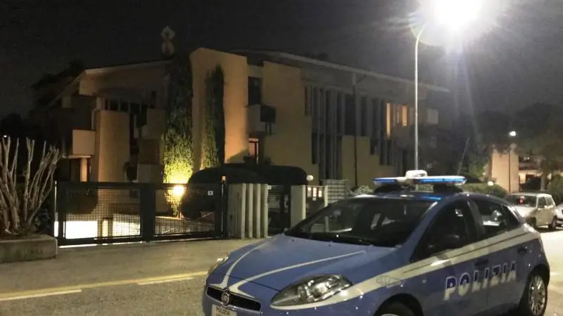 Gli investigatori della Polizia sul luogo dell'accoltellamento