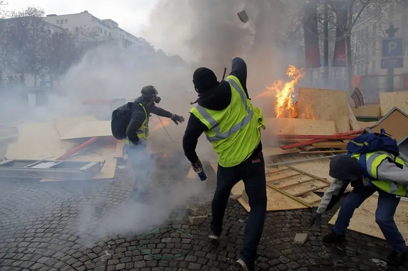 Le violenze a Parigi durante la manifestazione dei gilet gialli