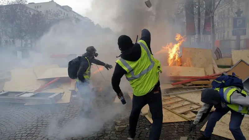Le violenze a Parigi durante la manifestazione dei gilet gialli
