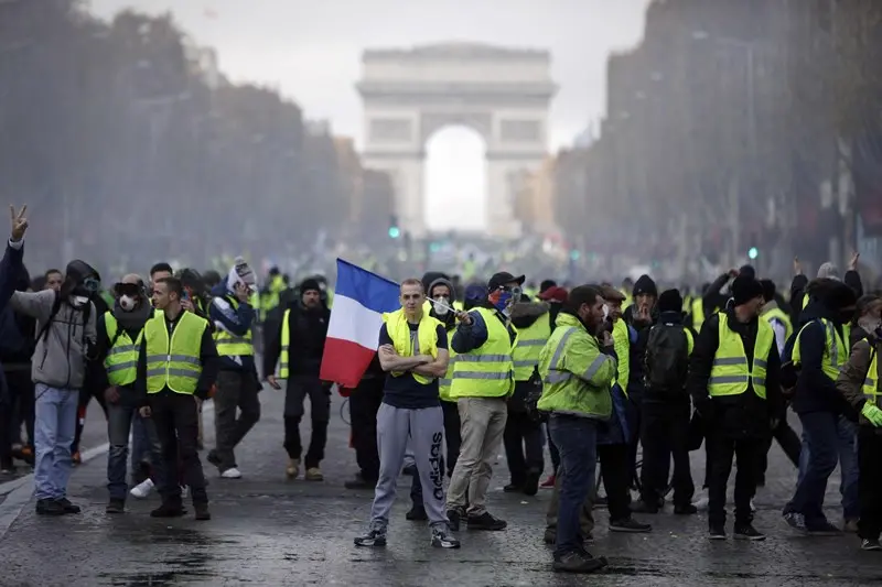Le violenze a Parigi durante la manifestazione dei gilet gialli