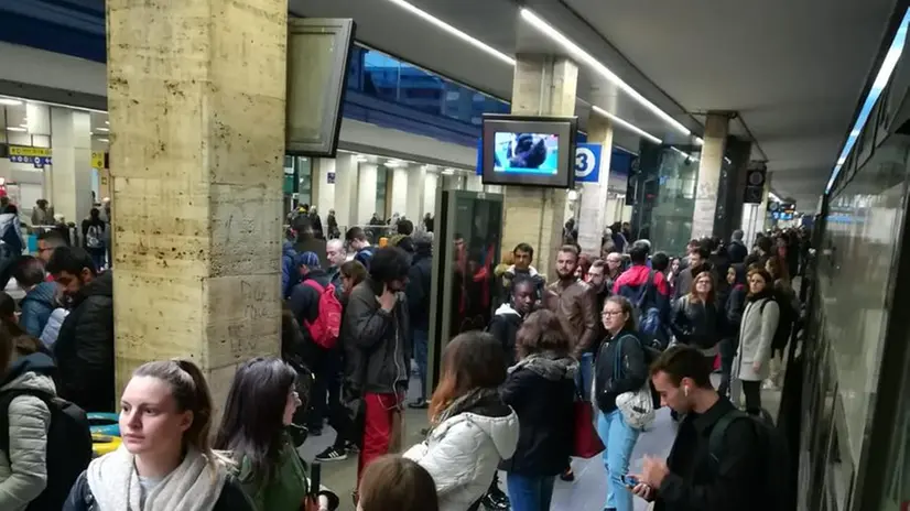 Ritardi e sovraffollamento: disagi per i pendolari