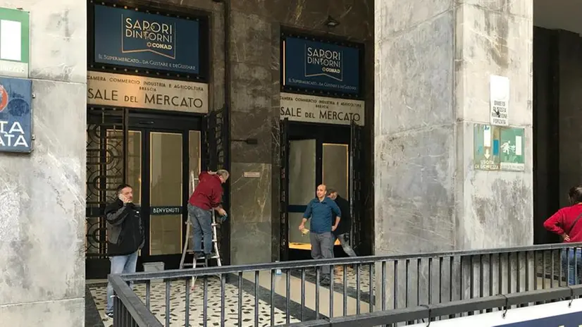L'allestimento del nuovo Conad di piazza Vittoria -