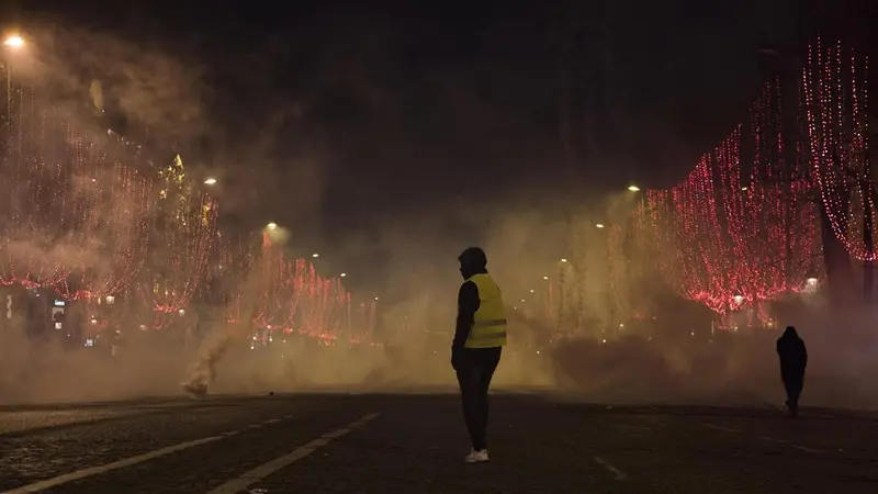 La manifestazione dei gilet gialli a Parigi - Foto Ansa/Epa Julien De Rosa