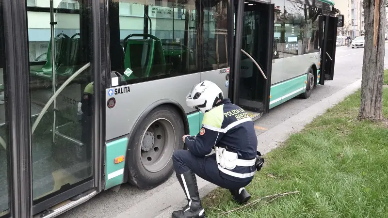 Cerca di salire sul bus e viene travolta, grave un'anziana