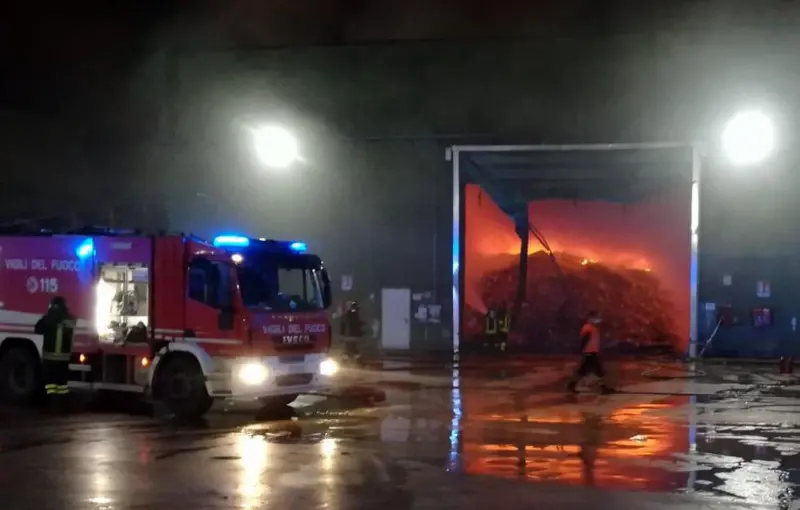 Incendio allo Stir di S. Maria Capua Vetere: domate le fiamme