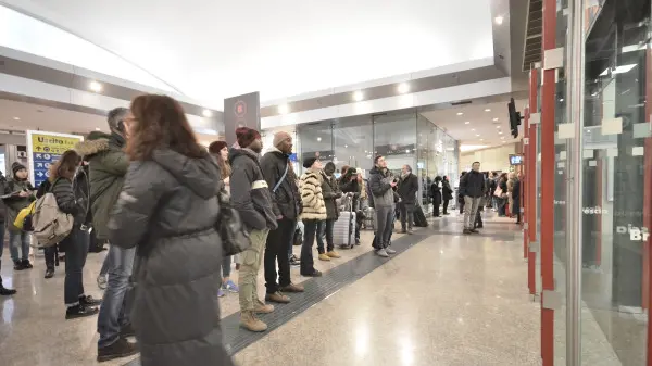 Operaio travolto sulla Milano-Venezia, circolazione ancora sospesa