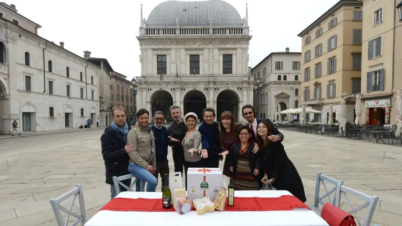 Piazza Loggia, tavola imbandita con... vip per Fondazione Ant