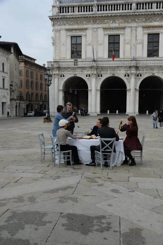Piazza Loggia, tavola imbandita con... vip per Fondazione Ant