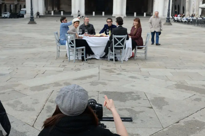 Piazza Loggia, tavola imbandita con... vip per Fondazione Ant