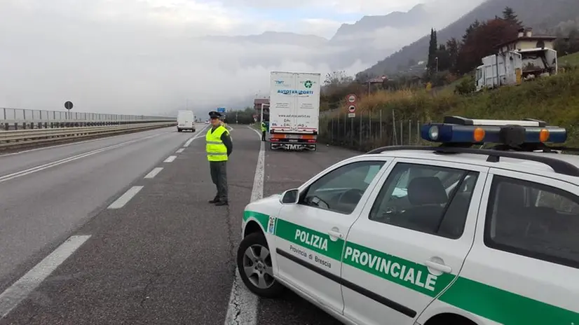 Una pattuglia impegnata nei controlli sulla 510- Foto Polizia Provinciale