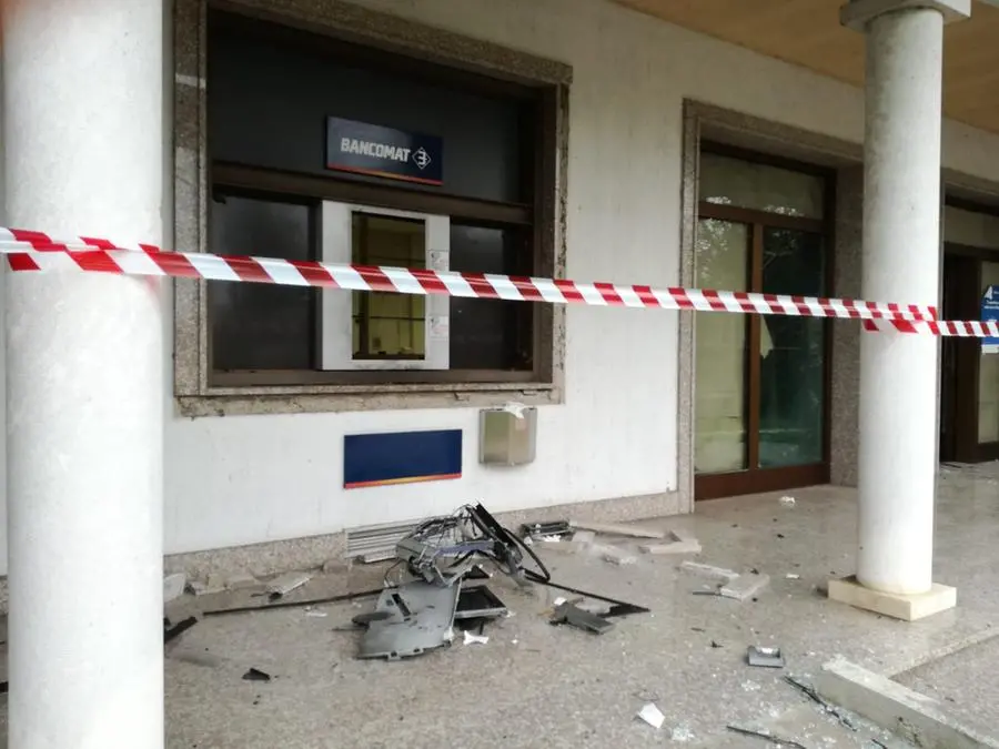 Acquafredda, botto al bancomat