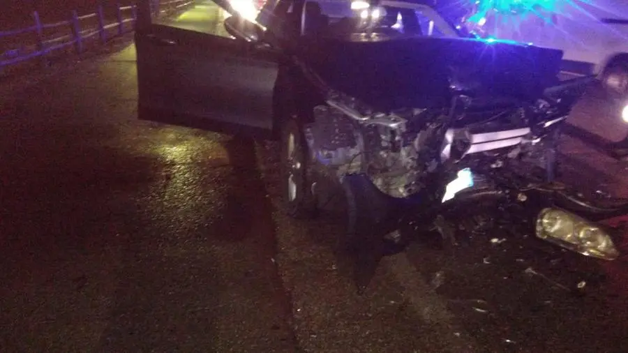 Una delle auto dopo il frontale - Foto © www.giornaledibrescia.it