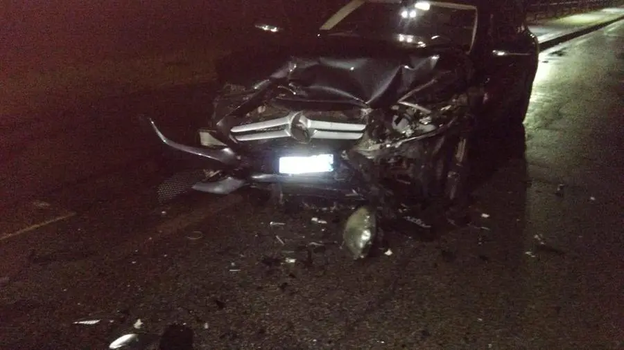 Una delle auto dopo il frontale - Foto © www.giornaledibrescia.it