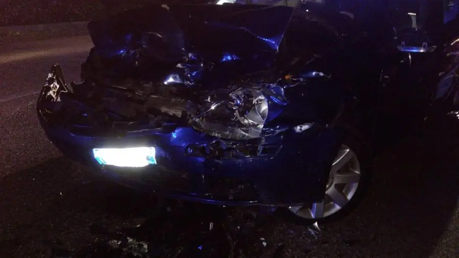 Una delle auto dopo il frontale - Foto © www.giornaledibrescia.it