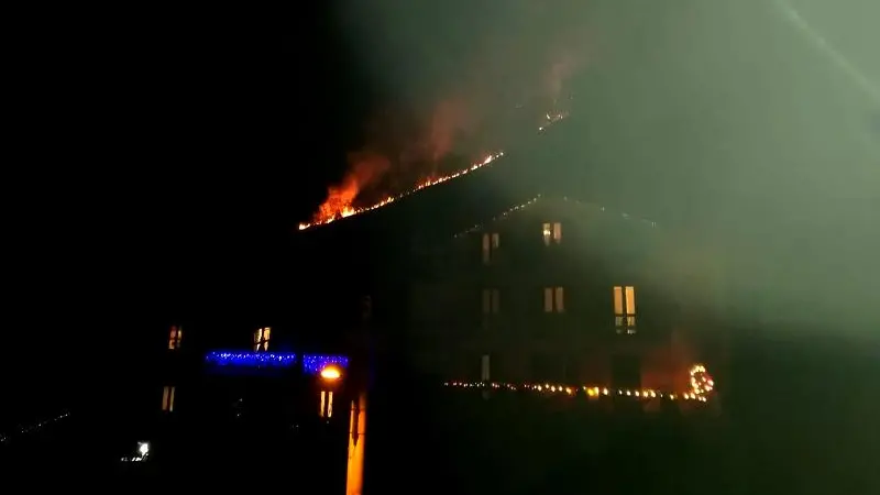 San Colombano, in fiamme il bosco sopra l'abitato