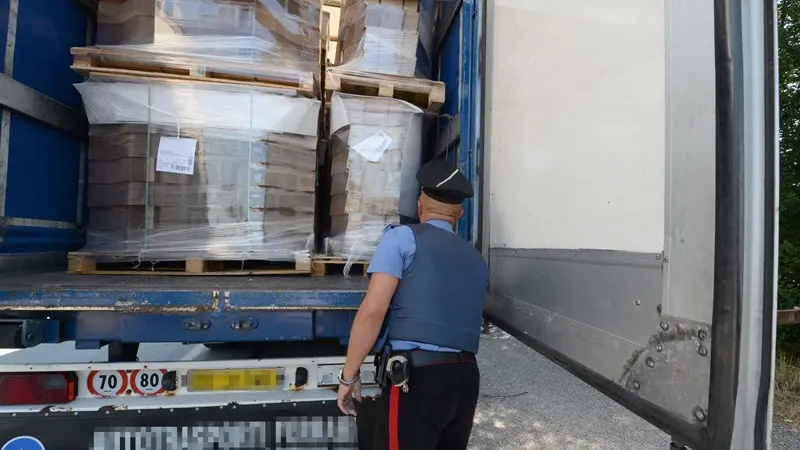 Un controllo dei carabinieri ad un tir (archivio) - © www.giornaledibrescia.it