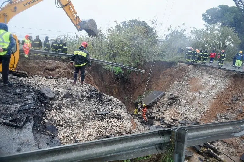 La voragine che si è aperta lungo la via Pontina nel Circeo