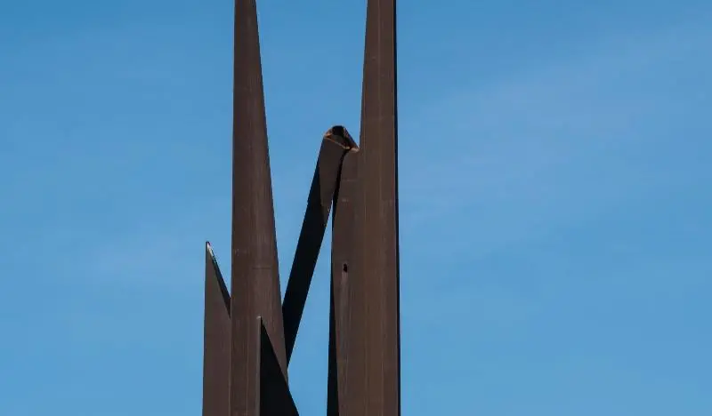 Brescia Ovest, il monumento ai caduti dell'A4, prima e dopo il crollo di una gugllia
