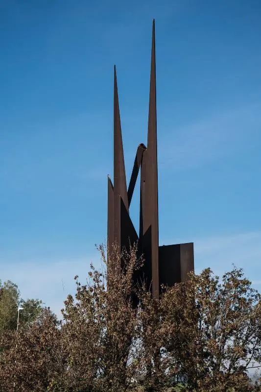 Brescia Ovest, il monumento ai caduti dell'A4, prima e dopo il crollo di una gugllia