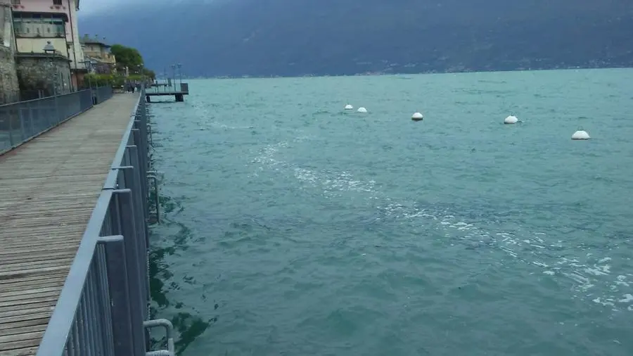 Il lago di Garda come appare dopo il maltempo e lo sversamento