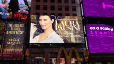 L'insegna luminosa che è stata dedicata a Laura Pausini nel centro di Times Square, a New York - Foto © www.giornaledibrescia.it