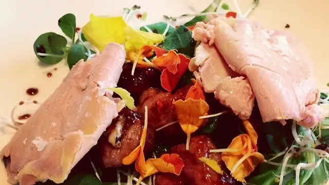 In menù.  Insalata di fiori e germogli, bocconcini di quaglia, aceto balsamico e foie gras: un piatto di Cerveni - Foto © www.giornaledibrescia.it