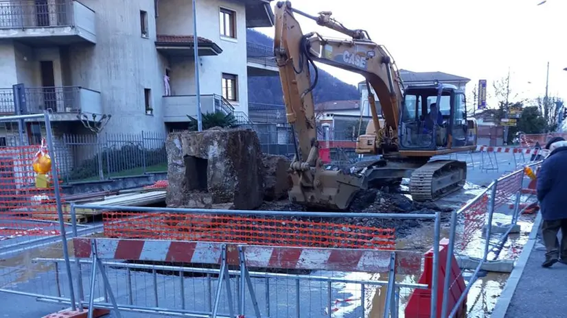 Il cantiere aperto in via De Gasperi, dove l’asfalto ha ceduto - Foto © www.giornaledibrescia.it