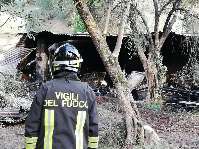 Incendio a Toscolano Maderno, danni e strada chiusa