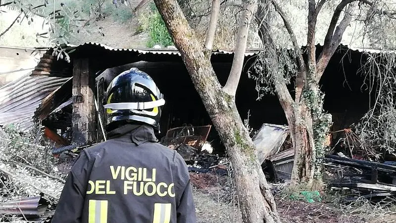 Incendio a Toscolano Maderno, danni e strada chiusa