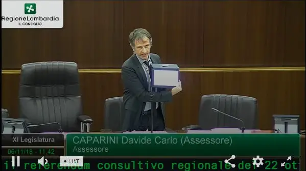 L’assessore Davide Caparini in Consiglio regionale con uno dei tablet
