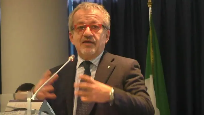 L'ex presidente Maroni il giorno della consegna dei primi tablet alle scuole