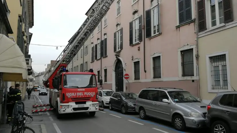 L'intervento dei vigili del fuoco in via Cairoli