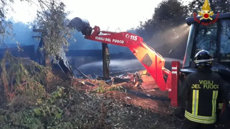 Toscolano, incendio nella notte: distrutte anche tre auto