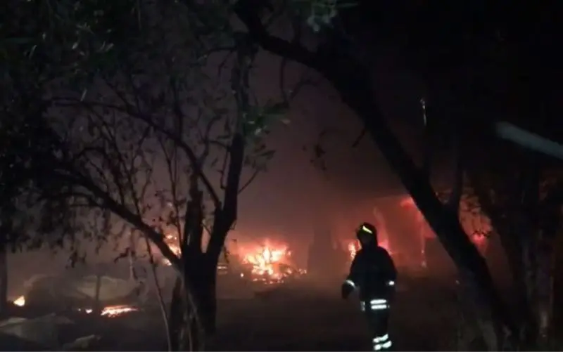 Toscolano, incendio nella notte: distrutte anche tre auto