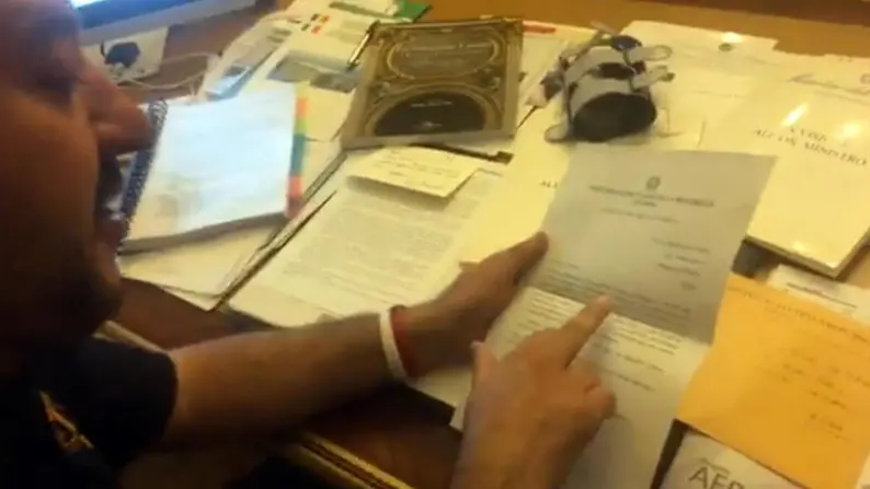 Matteo Salvini legge in diretta Facebook la notifica della Procura di Catania