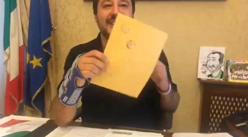 Matteo Salvini legge in diretta Facebook la notifica della Procura di Catania