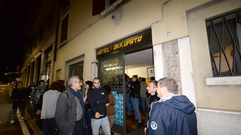 Gli occupanti hanno lasciato la struttura già ieri sera