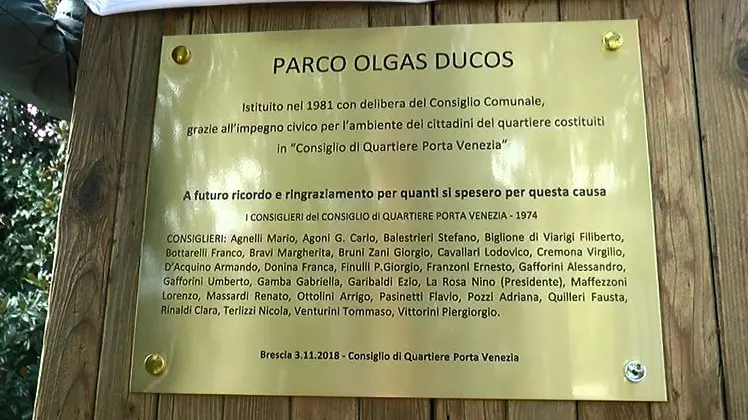 La targa errata inaugurata al parco Ducos © www.giornaledibrescia.it