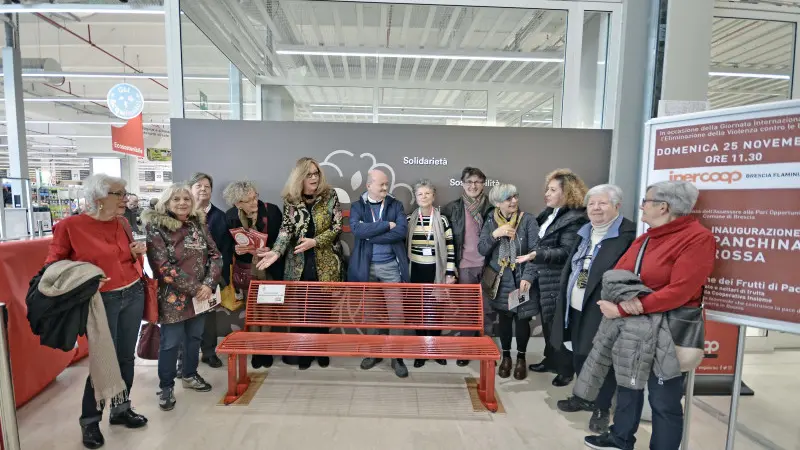 Inaugurazione panchina rossa