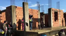 Solidarietà. Volontari sebini in un cantiere in Albania