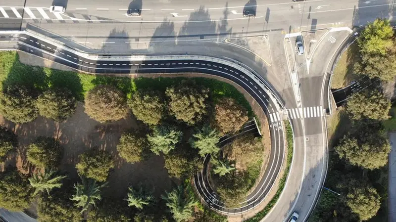 Una panoramica dall'alto della "grande curva" della nuova pista - Foto © www.giornaledibrescia.it