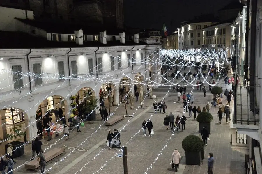Luminarie accese in centro a Brescia