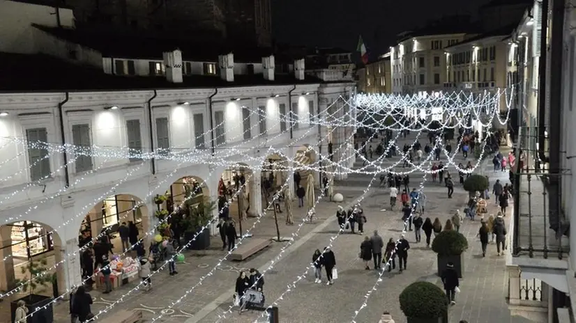 Luminarie accese in centro a Brescia