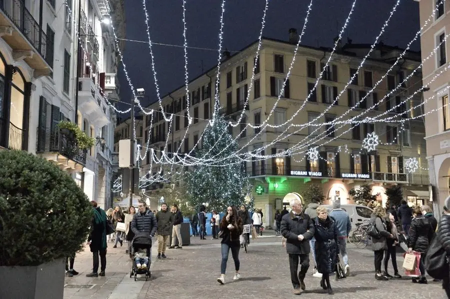 Luminarie accese in centro a Brescia