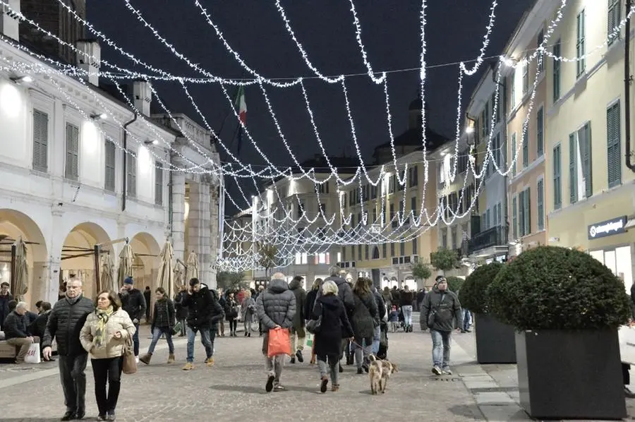 Luminarie accese in centro a Brescia