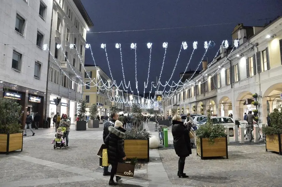 Luminarie accese in centro a Brescia