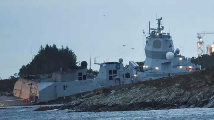 Collisione fra una fregata della marina militare di Oslo, di ritorno dalle manovre Nato, e una petro