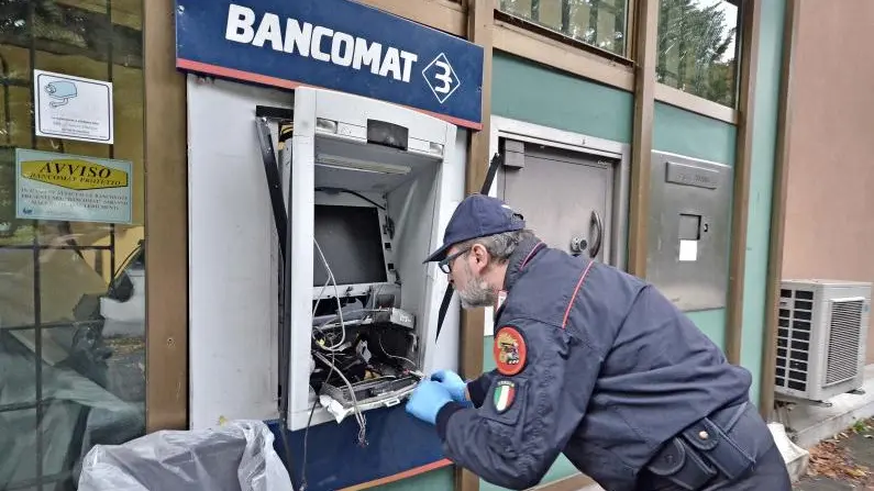 Un bancomat fatto saltare con esplosivo - Foto Pierre Putelli/Neg © www.giornaledibrescia.it