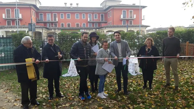 La cerimonia. I nuovi giochi nel giardino della «Caprettini» sono stati intitolati a Nicole